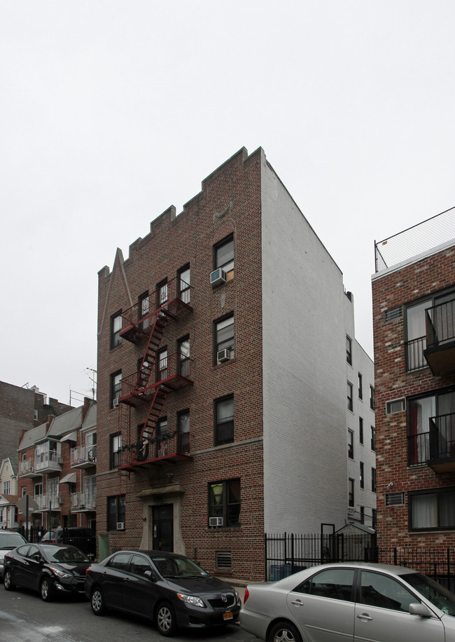 39-12 62nd St in Woodside, NY - Foto de edificio - Building Photo