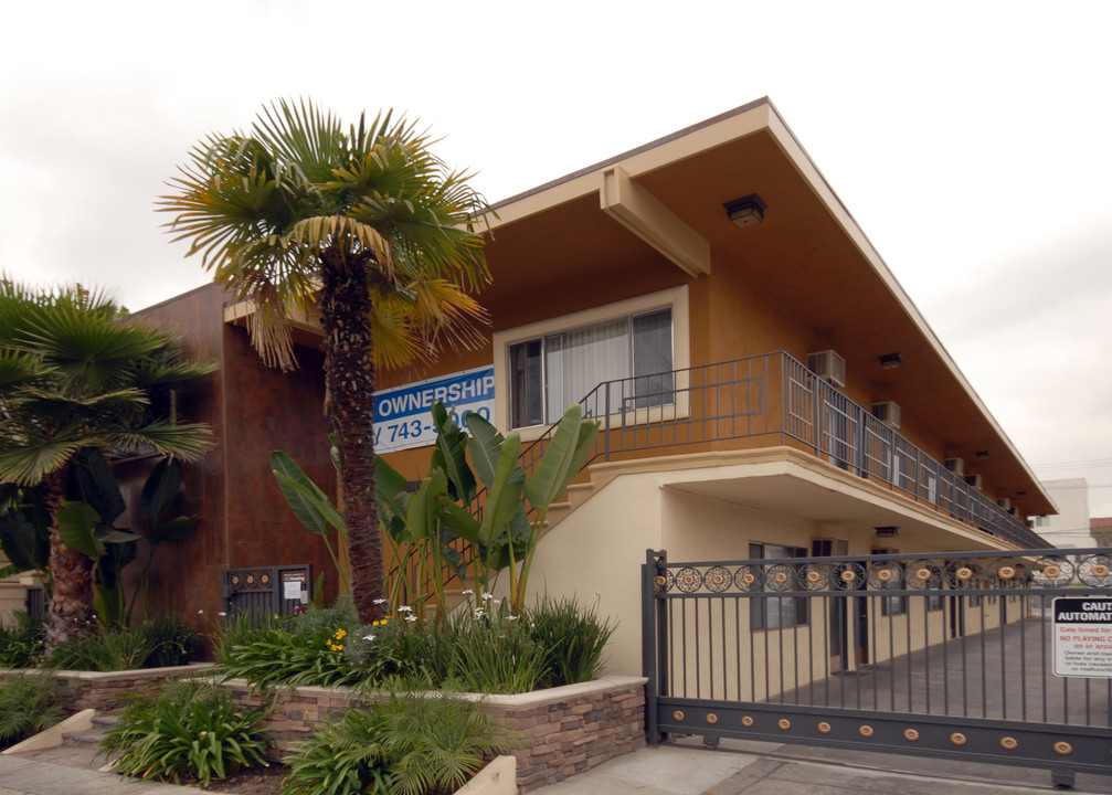 3039 Shrine Place in Los Angeles, CA - Foto de edificio