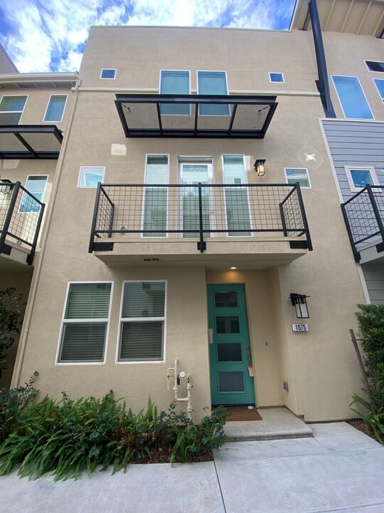 1075 Celebrity Tsse. in Davis, CA - Building Photo