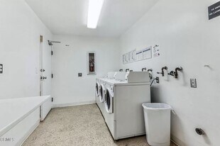 5585 E Pacific Coast Hwy in Long Beach, CA - Building Photo