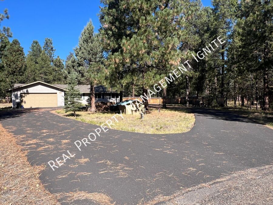 15964 Bull Bat Ln in La Pine, OR - Building Photo