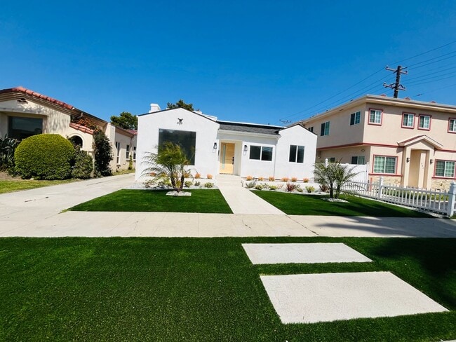 482 S Hamel Rd in West Hollywood, CA - Building Photo - Building Photo