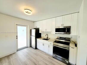 1826 NW 4th St-Unit -1826 in Miami, FL - Building Photo - Building Photo