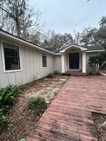 217 Pine St in St. Simons Island, GA - Building Photo