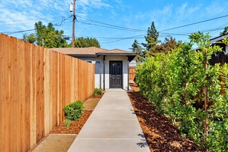 918 W Cambridge Ave in Fresno, CA - Building Photo - Building Photo