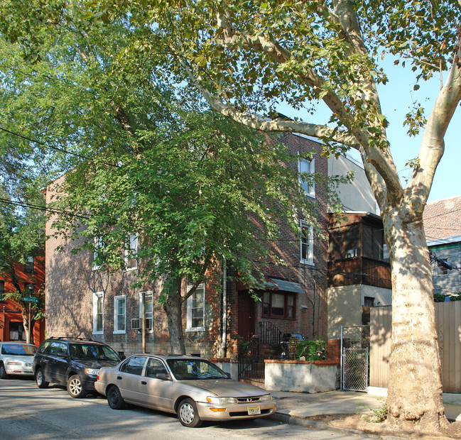 2228 Wallace St in Philadelphia, PA - Foto de edificio - Building Photo