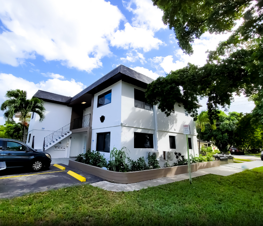 1858 Dewey St, Unit 2B in Hollywood, FL - Building Photo