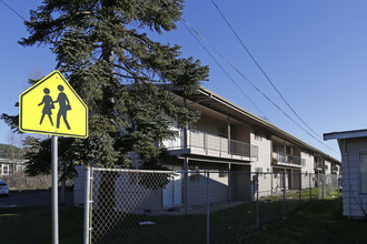 Sun Crest Apartments in Salem, OR - Building Photo - Building Photo