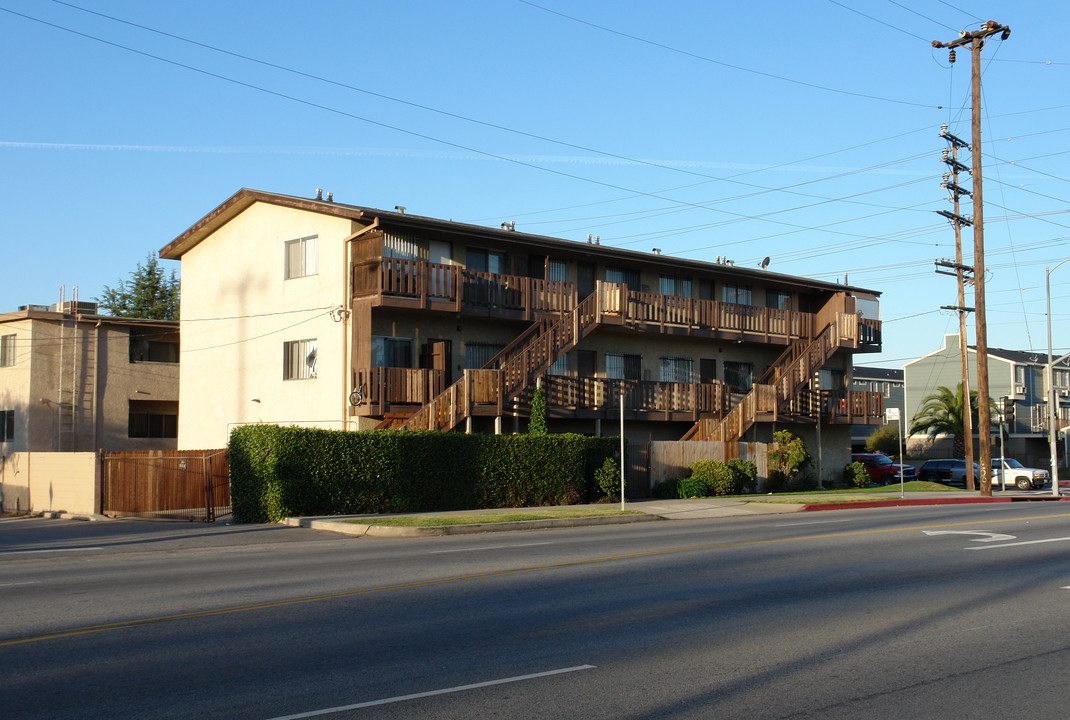 15656 Saticoy St in Van Nuys, CA - Building Photo