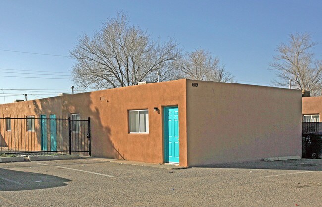 609 Chama St SE in Albuquerque, NM - Foto de edificio - Building Photo