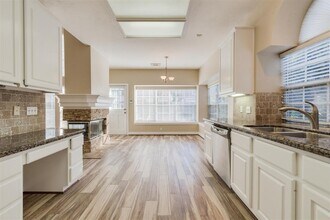 14111 Edinburgh Ct in Houston, TX - Foto de edificio - Building Photo
