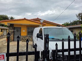 2313 NW 33rd St in Miami, FL - Building Photo