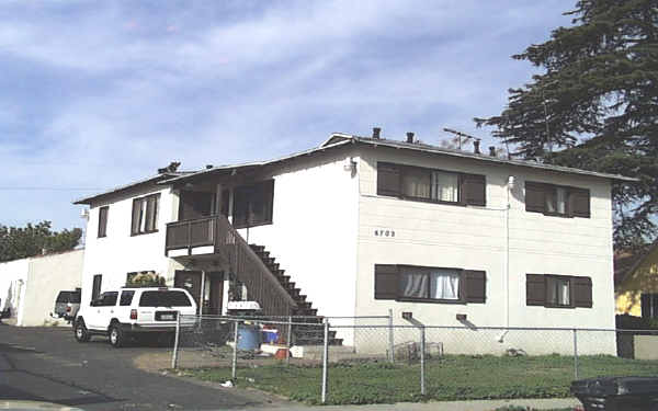 6709 Lemp Ave in North Hollywood, CA - Foto de edificio - Building Photo