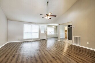 7327 Shady Vale Ln in Houston, TX - Foto de edificio - Building Photo