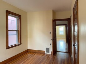 4 Glade Ave, Unit 3 in Boston, MA - Foto de edificio - Building Photo