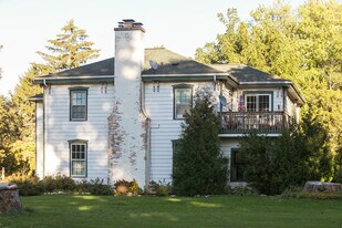 W379N5686 N Lake Rd, Unit Unit 1 in Oconomowoc, WI - Building Photo