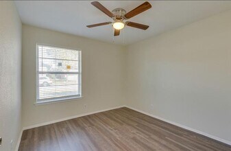 317 Cedar St in Wilmer, TX - Building Photo - Building Photo