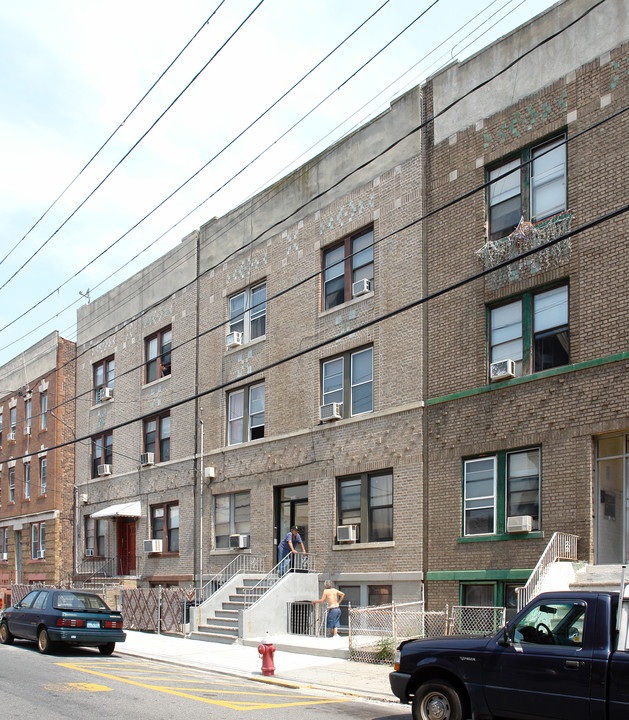 320 56th St in West New York, NJ - Building Photo