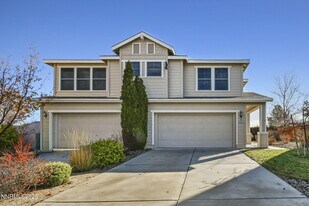 9250 Lone Wolf Cir in Reno, NV - Building Photo