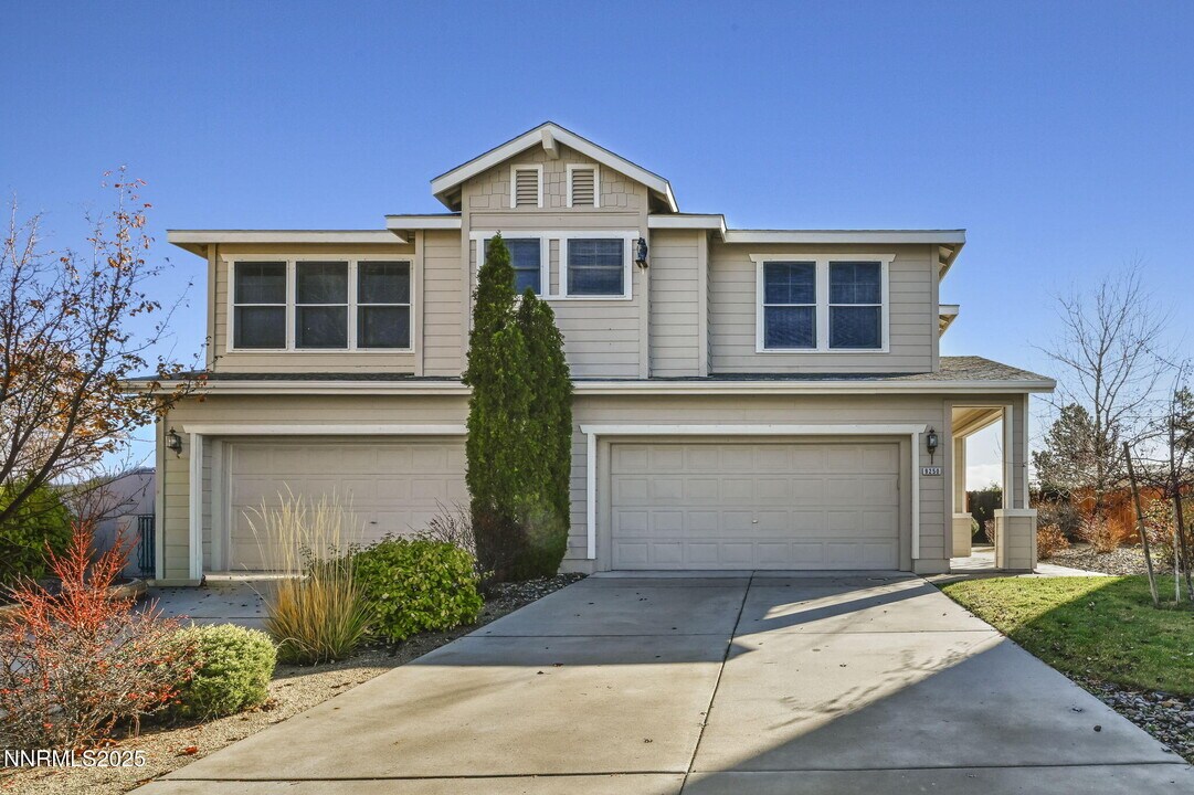 9250 Lone Wolf Cir in Reno, NV - Building Photo