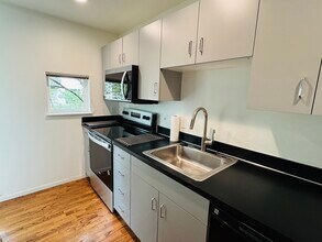 1009 NW Hoyt St in Portland, OR - Building Photo - Building Photo