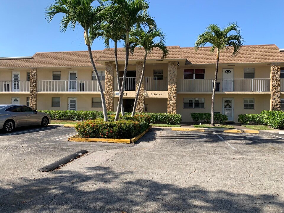 9911 Sandalfoot Blvd in Boca Raton, FL - Building Photo