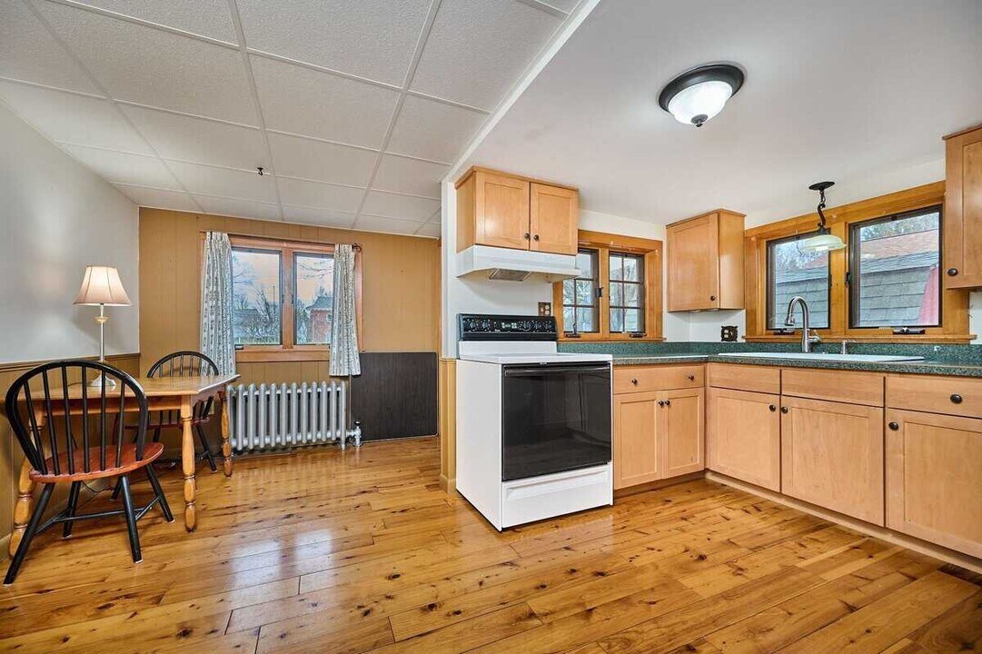211 College Hwy in Southampton, MA - Building Photo