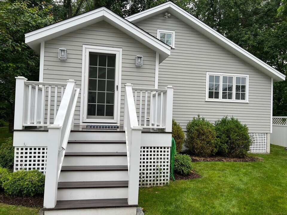 693 Boston Post Rd in Darien, CT - Building Photo