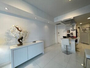 801 Brickell Bay Dr, Unit 671 in Miami, FL - Foto de edificio - Building Photo