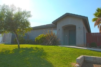 Blue Mountain Apartments in Bakersfield, CA - Foto de edificio - Building Photo