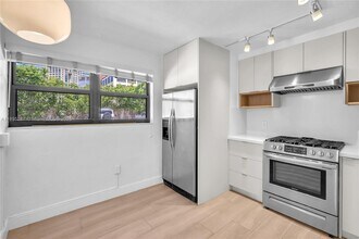 3265 Virginia St in Miami, FL - Foto de edificio - Building Photo