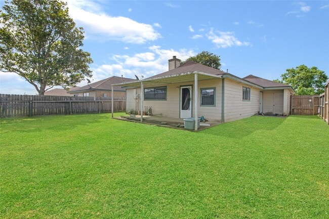 2417 Hedgerose Ln in Bay City, TX - Building Photo - Building Photo