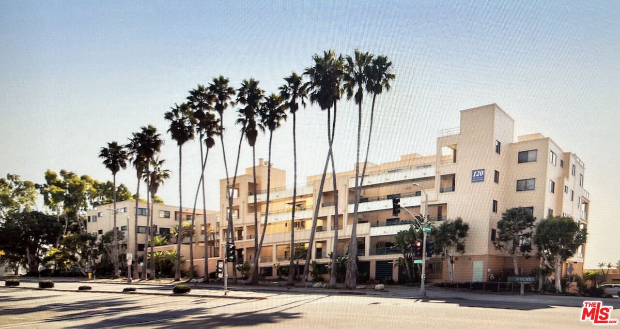 120 The Village in Redondo Beach, CA - Foto de edificio