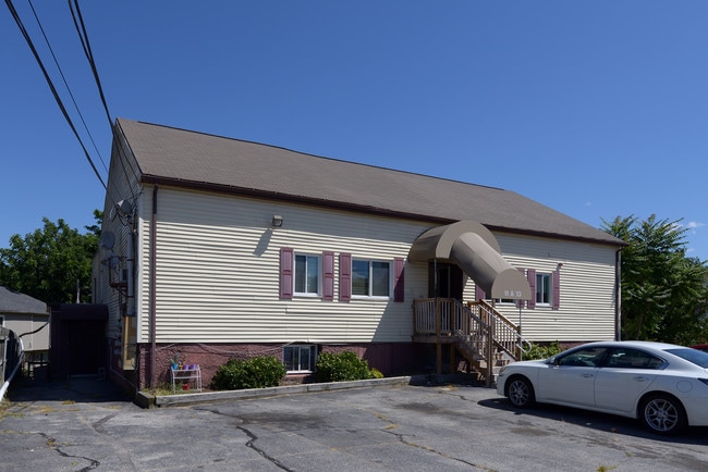 13 Pulaski St in West Warwick, RI - Foto de edificio - Building Photo