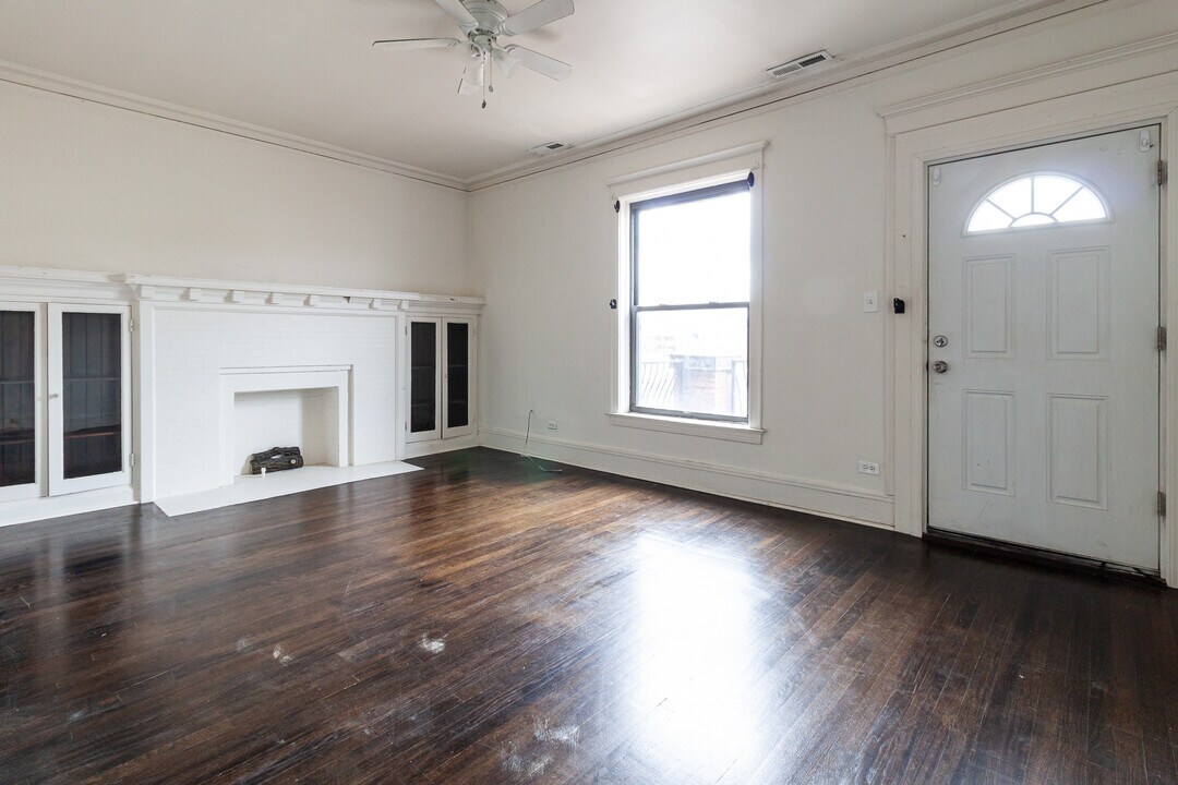 910 W Belle Plaine Ave, Unit 2F in Chicago, IL - Foto de edificio