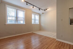 511 W Melrose St, Unit 101 in Chicago, IL - Building Photo
