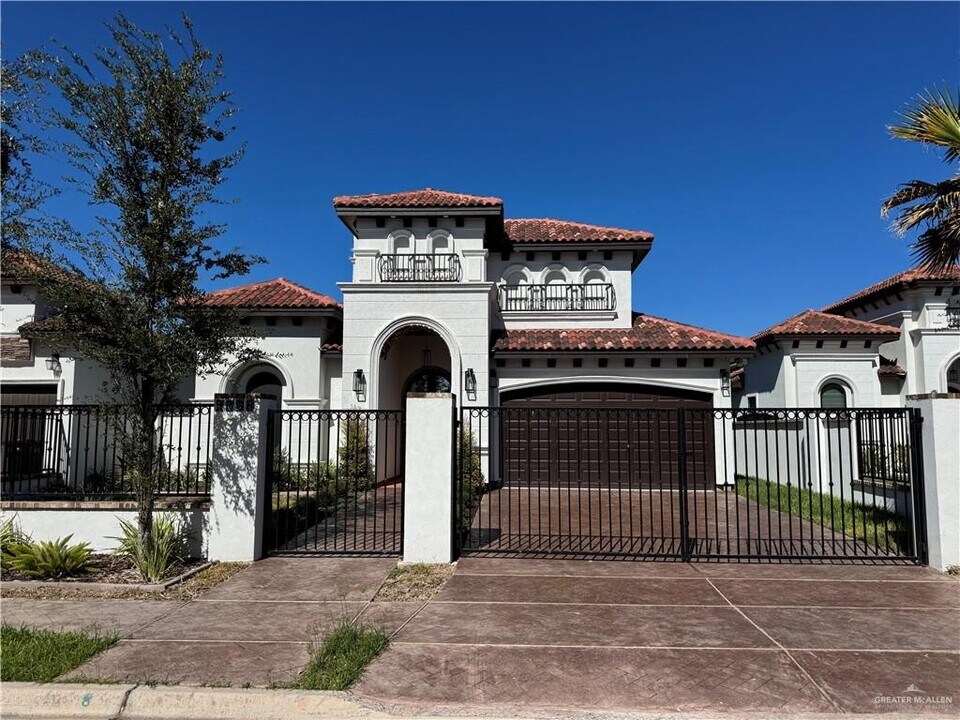 4 Pecan Ave in McAllen, TX - Building Photo