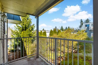 11540 Pinehurst Way NE in Seattle, WA - Foto de edificio - Building Photo