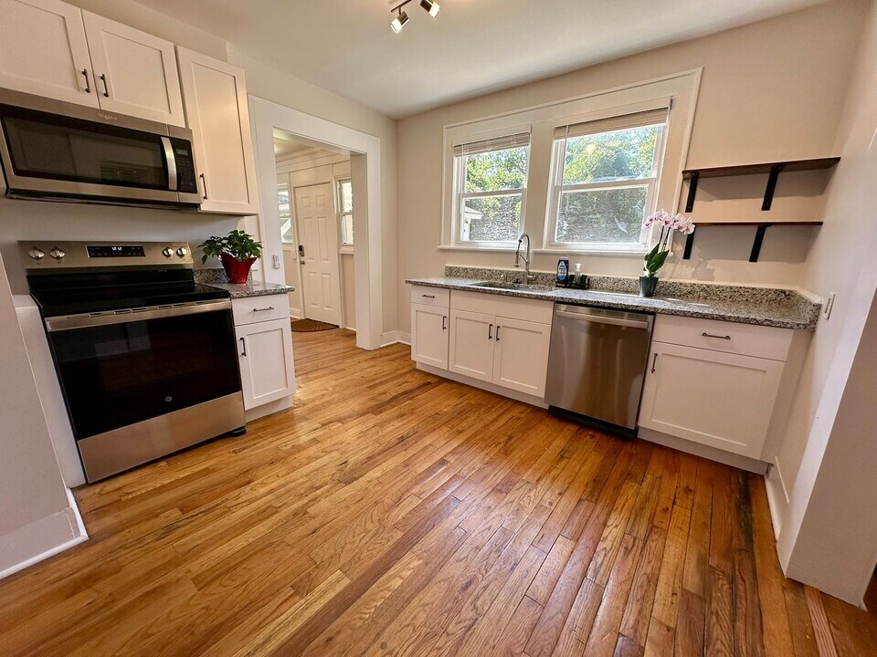 35 Perry Ave in Greenville, SC - Building Photo