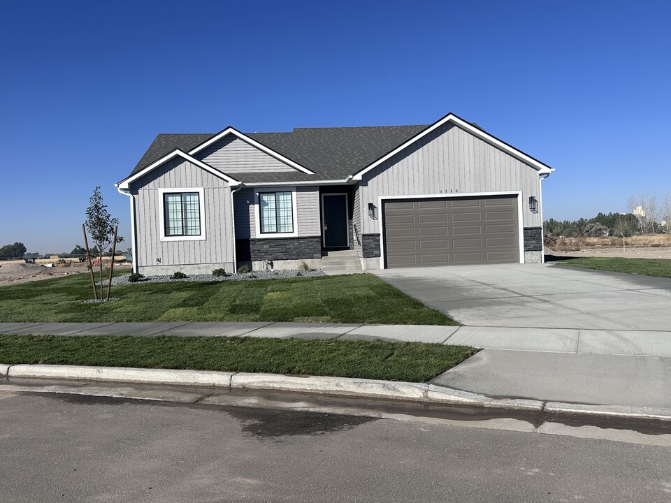 6880 S 9th W in Idaho Falls, ID - Foto de edificio