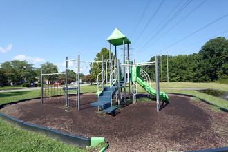 Stone Ridge Apartments in Portsmouth, VA - Building Photo - Building Photo