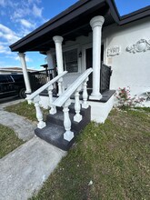 731 SW 8th Ave, Unit Unit A in Hallandale Beach, FL - Building Photo - Building Photo