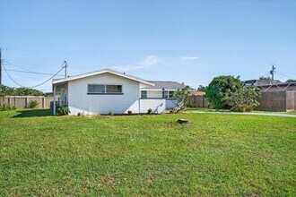 420 Palm Creek Dr in Englewood, FL - Building Photo - Building Photo