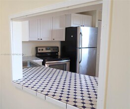 1690 NE 191st St in Miami, FL - Foto de edificio - Building Photo