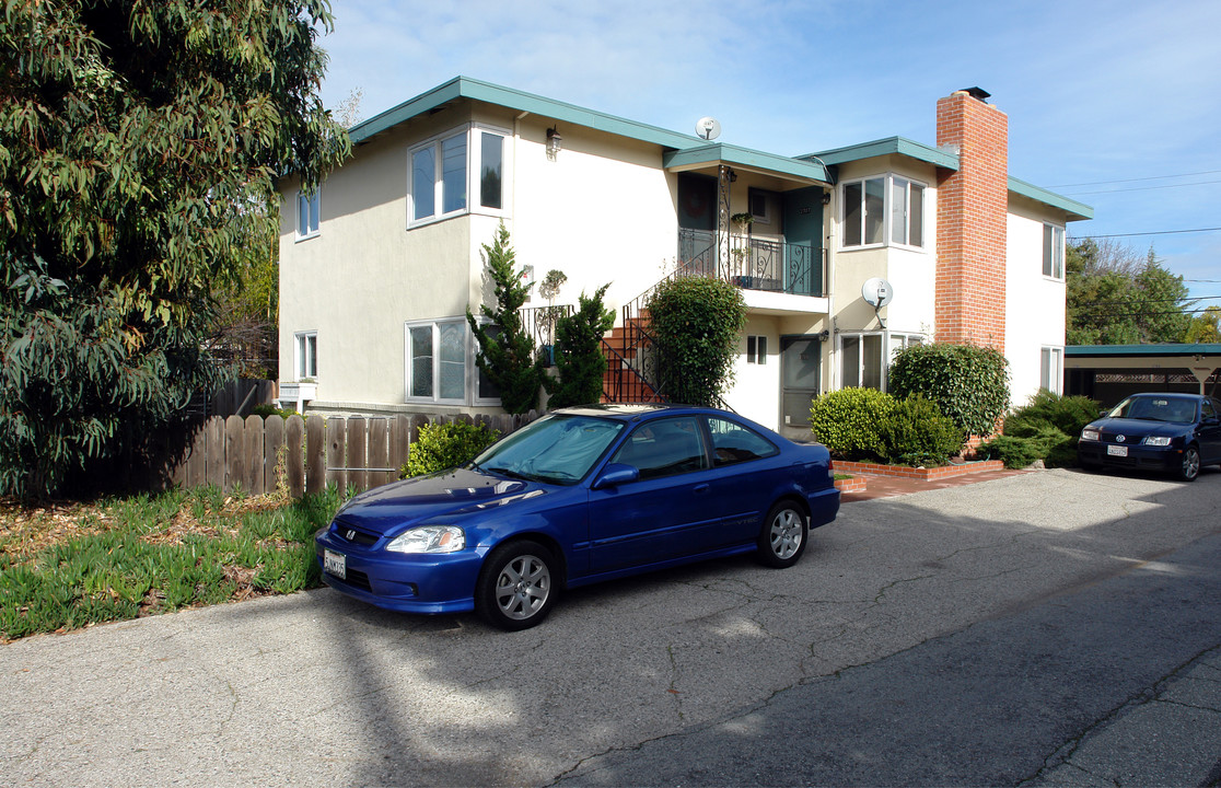 2711 Alma Street in Palo Alto, CA - Building Photo