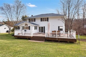 2185 Sultana Dr in Yorktown Heights, NY - Foto de edificio - Building Photo