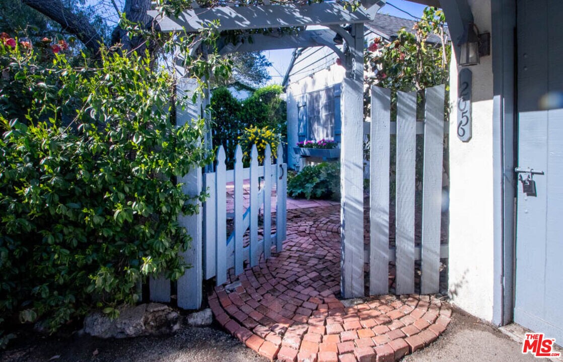 12056 Laurel Terrace Dr in Los Angeles, CA - Building Photo