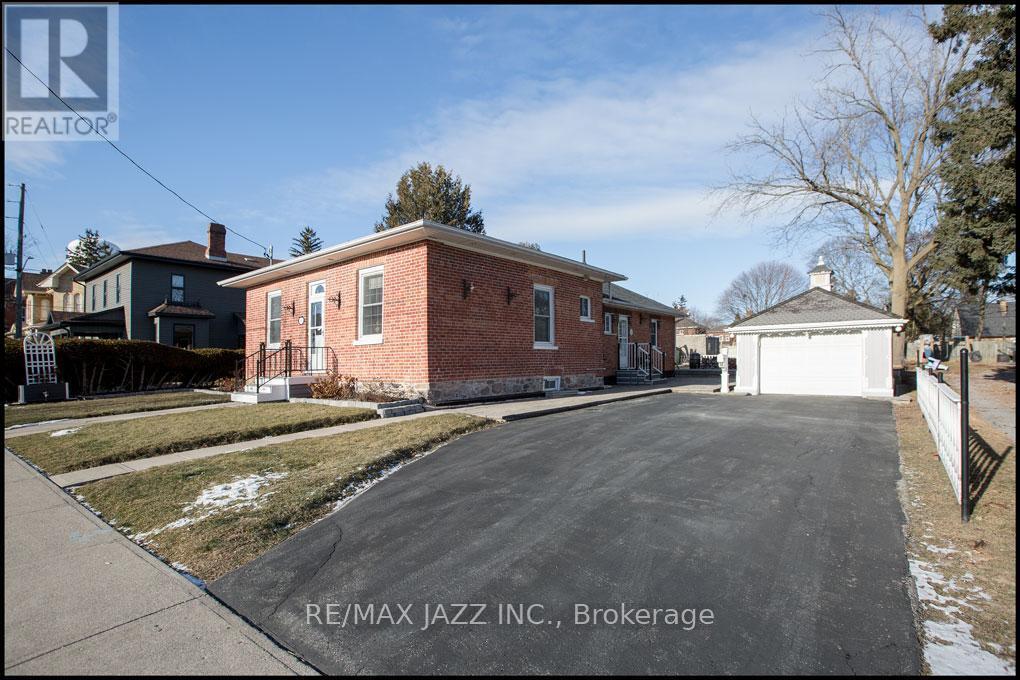 90 Church St in Bowmanville, ON - Building Photo