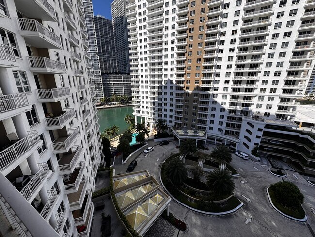 701 Brickell Key Blvd, Unit 1208 in Miami, FL - Foto de edificio - Building Photo
