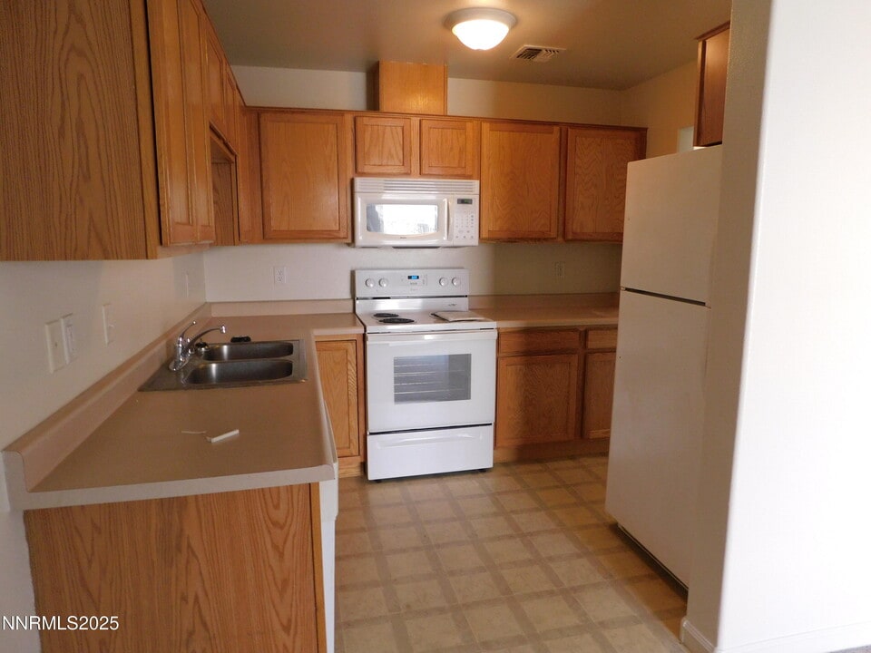 685 Sunny Ln in Fernley, NV - Building Photo